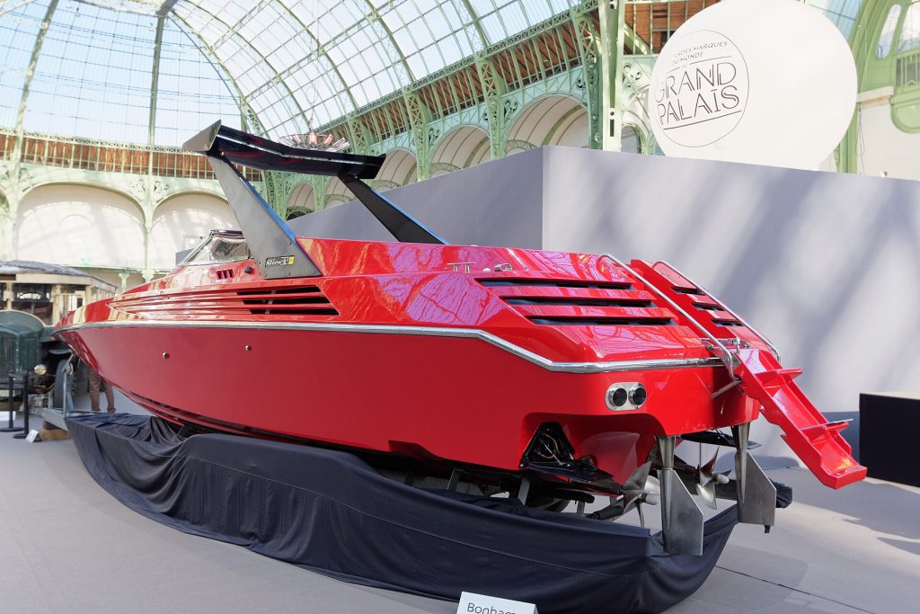 Riva Ferrari 32 — red Riva Ferrari 32 on display